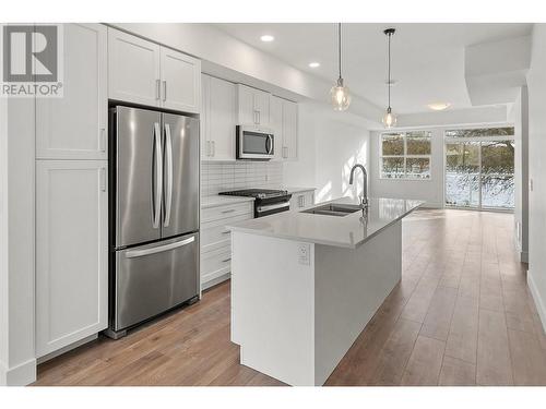 720 Valley Road Unit# 45, Kelowna, BC - Indoor Photo Showing Kitchen With Double Sink With Upgraded Kitchen