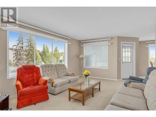 1329 Klo Road Unit# 305, Kelowna, BC - Indoor Photo Showing Living Room