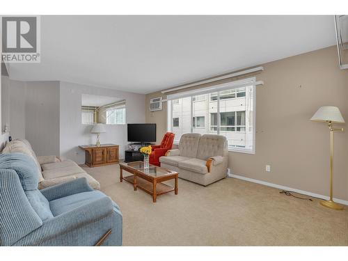 1329 Klo Road Unit# 305, Kelowna, BC - Indoor Photo Showing Living Room