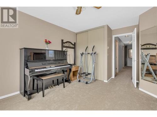 1329 Klo Road Unit# 305, Kelowna, BC - Indoor Photo Showing Gym Room