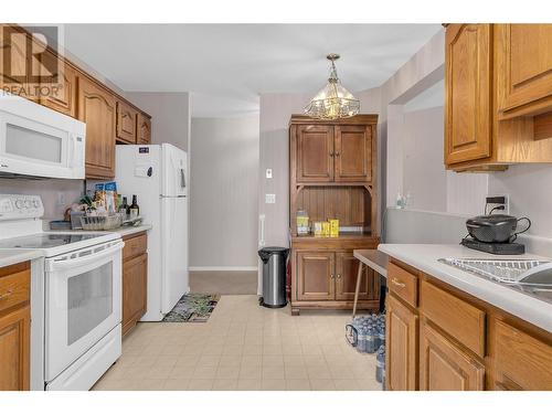 1329 Klo Road Unit# 305, Kelowna, BC - Indoor Photo Showing Kitchen