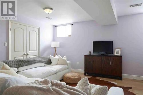 217 Donnici Drive, Hamilton, ON - Indoor Photo Showing Living Room