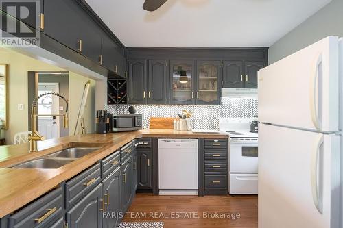 483 Mapleview Drive E, Innisfil, ON - Indoor Photo Showing Kitchen With Double Sink