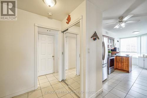 1504 - 3605 Kariya Drive, Mississauga, ON - Indoor Photo Showing Kitchen