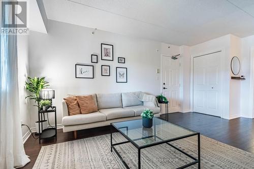 4003 Kilmer Drive, Burlington, ON - Indoor Photo Showing Living Room