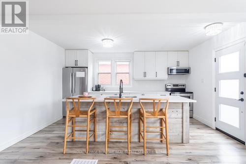 107 Ivon Avenue, Hamilton, ON - Indoor Photo Showing Kitchen