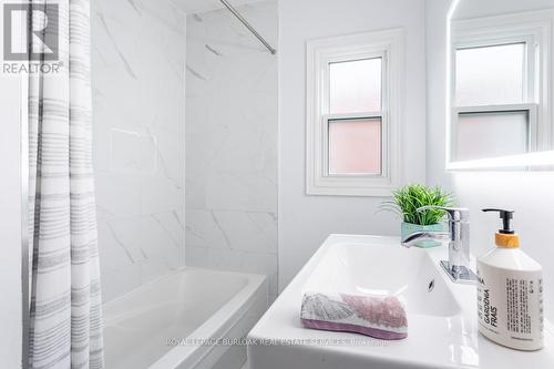 107 Ivon Avenue, Hamilton, ON - Indoor Photo Showing Bathroom