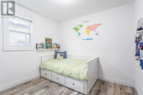 107 Ivon Avenue, Hamilton, ON - Indoor Photo Showing Bedroom