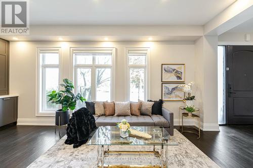 427 Pinegrove Road, Oakville, ON - Indoor Photo Showing Living Room