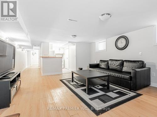 10 St Annes Road, Toronto, ON - Indoor Photo Showing Kitchen