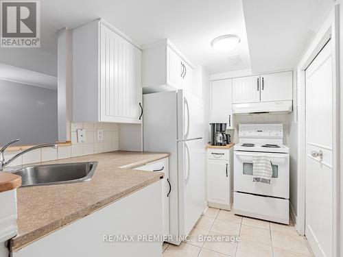 10 St Annes Road, Toronto, ON - Indoor Photo Showing Kitchen