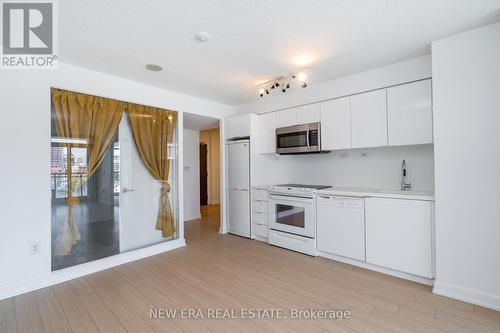 748 - 10 Capreol Court, Toronto, ON - Indoor Photo Showing Kitchen