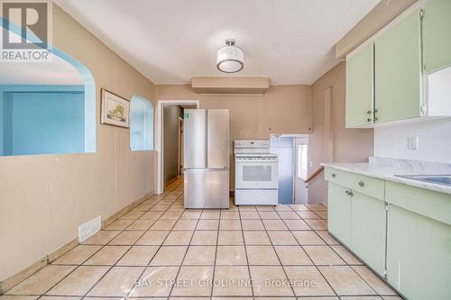 304 Albert Street, Oshawa, ON - Indoor Photo Showing Kitchen