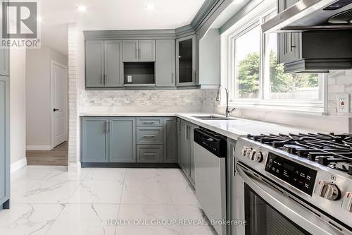 1011 Basswood Avenue, Oshawa, ON - Indoor Photo Showing Kitchen With Upgraded Kitchen