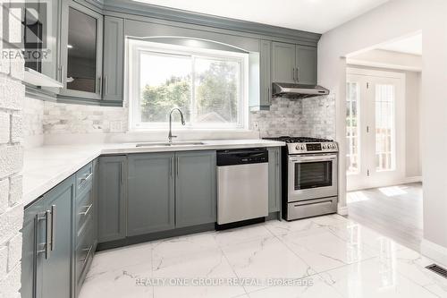 1011 Basswood Avenue, Oshawa, ON - Indoor Photo Showing Kitchen With Upgraded Kitchen