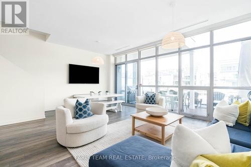 3666 Ferretti Court, Innisfil, ON - Indoor Photo Showing Living Room