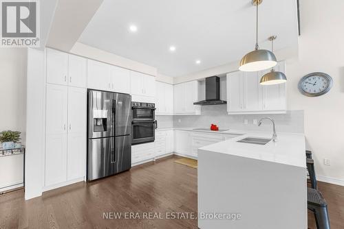 8 Pietrowski Drive, Georgina, ON - Indoor Photo Showing Kitchen With Upgraded Kitchen