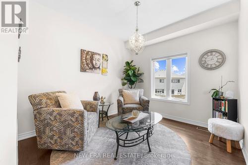 8 Pietrowski Drive, Georgina, ON - Indoor Photo Showing Living Room