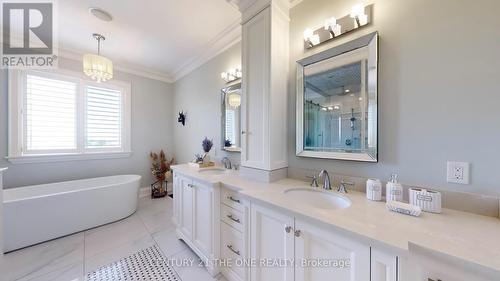 17 Creekview Avenue, Richmond Hill, ON - Indoor Photo Showing Bathroom
