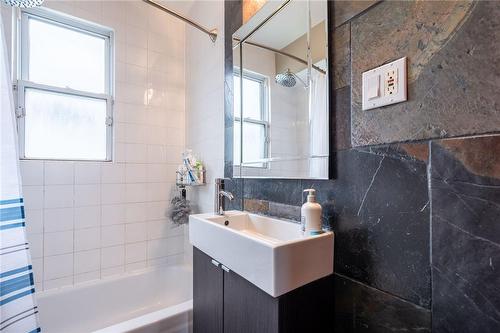 175 Brucedale Avenue E, Hamilton, ON - Indoor Photo Showing Bathroom