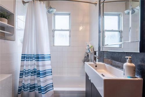 175 Brucedale Avenue E, Hamilton, ON - Indoor Photo Showing Bathroom