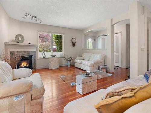 205 Kingston St, Victoria, BC - Indoor Photo Showing Living Room With Fireplace