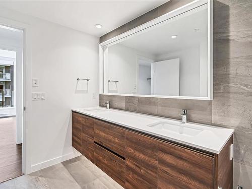803-369 Tyee Rd, Victoria, BC - Indoor Photo Showing Bathroom