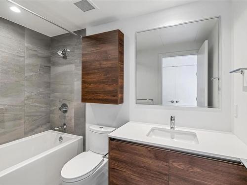 803-369 Tyee Rd, Victoria, BC - Indoor Photo Showing Bathroom