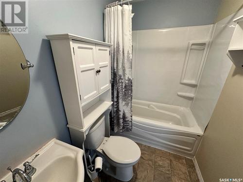 242 Elliott Place, Swift Current, SK - Indoor Photo Showing Bathroom