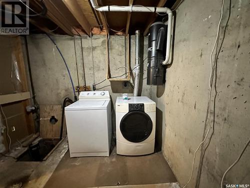 242 Elliott Place, Swift Current, SK - Indoor Photo Showing Laundry Room