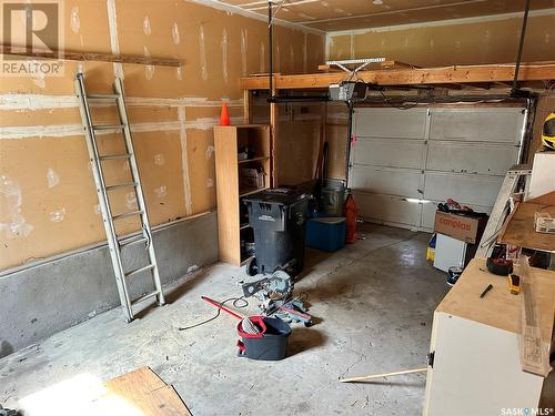 242 Elliott Place, Swift Current, SK - Indoor Photo Showing Garage