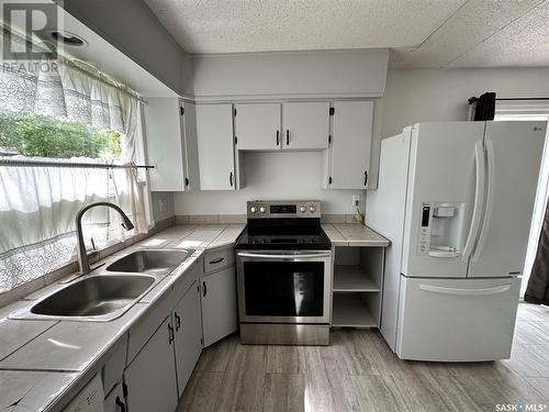 242 Elliott Place, Swift Current, SK - Indoor Photo Showing Kitchen With Double Sink