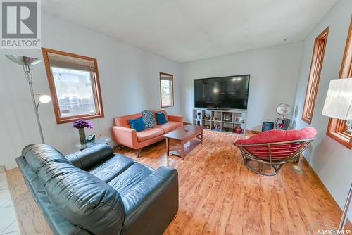 34 Forman Bay, Regina, SK - Indoor Photo Showing Living Room