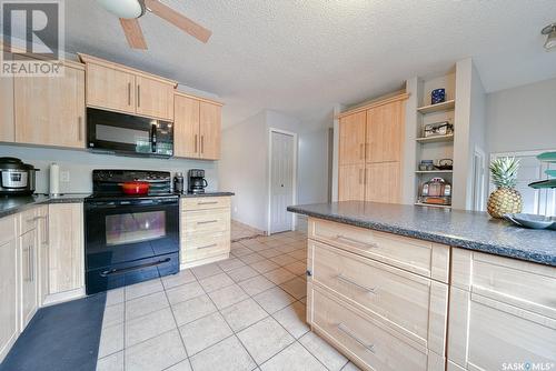 34 Forman Bay, Regina, SK - Indoor Photo Showing Kitchen