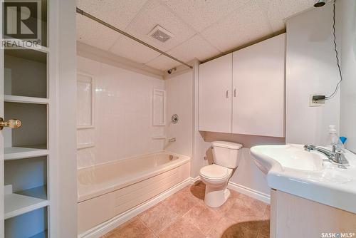 34 Forman Bay, Regina, SK - Indoor Photo Showing Bathroom