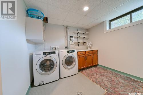 34 Forman Bay, Regina, SK - Indoor Photo Showing Laundry Room