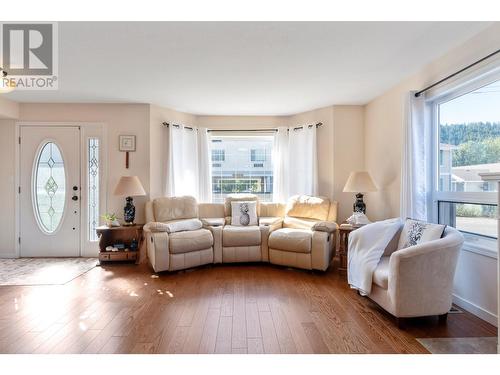 726 Okanagan Ave, Chase, BC - Indoor Photo Showing Living Room