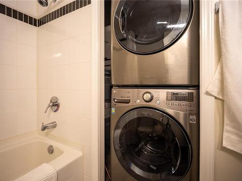 105-919 Market St, Victoria, BC - Indoor Photo Showing Laundry Room