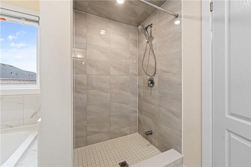 25 Downriver Drive, Welland, ON - Indoor Photo Showing Bathroom