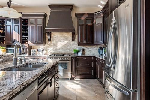 7690 Bishop Avenue, Niagara Falls, ON - Indoor Photo Showing Kitchen With Double Sink With Upgraded Kitchen