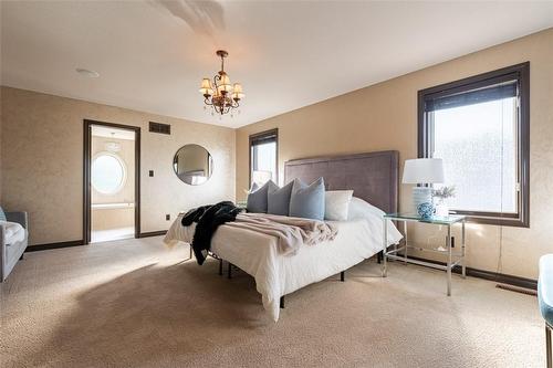 7690 Bishop Avenue, Niagara Falls, ON - Indoor Photo Showing Bedroom