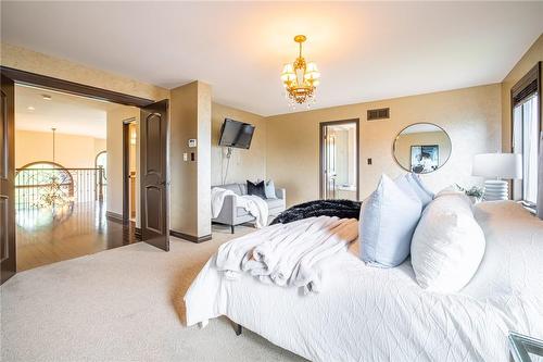 7690 Bishop Avenue, Niagara Falls, ON - Indoor Photo Showing Bedroom