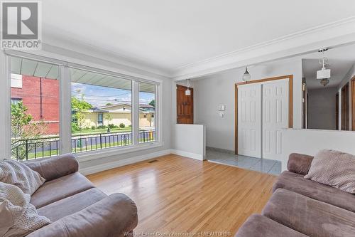 979 Arthur, Windsor, ON - Indoor Photo Showing Living Room