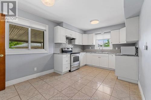 979 Arthur, Windsor, ON - Indoor Photo Showing Kitchen