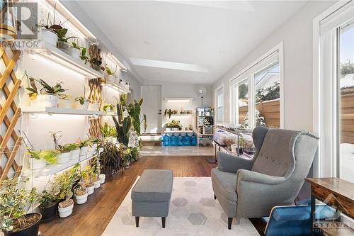 Sun Room with side entrance and patio doors - Lower level - 2114 Balharrie Avenue, Ottawa, ON - Indoor