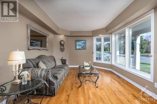 62 Clydesdale Avenue, Ottawa, ON - Indoor Photo Showing Living Room