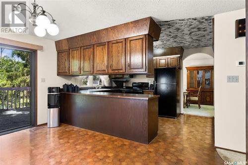 635 4Th Avenue Ne, Ituna, SK - Indoor Photo Showing Kitchen