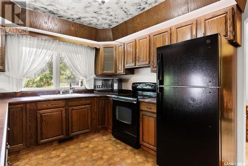 635 4Th Avenue Ne, Ituna, SK - Indoor Photo Showing Kitchen With Double Sink