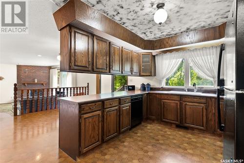 635 4Th Avenue Ne, Ituna, SK - Indoor Photo Showing Kitchen