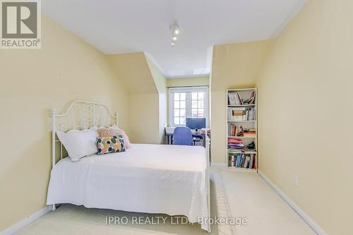 2251 Kenneth Crescent, Burlington, ON - Indoor Photo Showing Bedroom